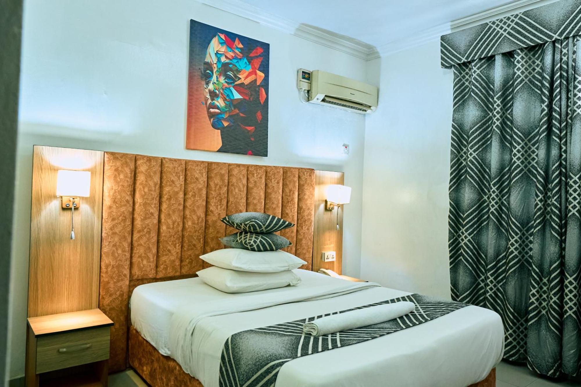 Crownedge Hotels Ikeja Ngoại thất bức ảnh