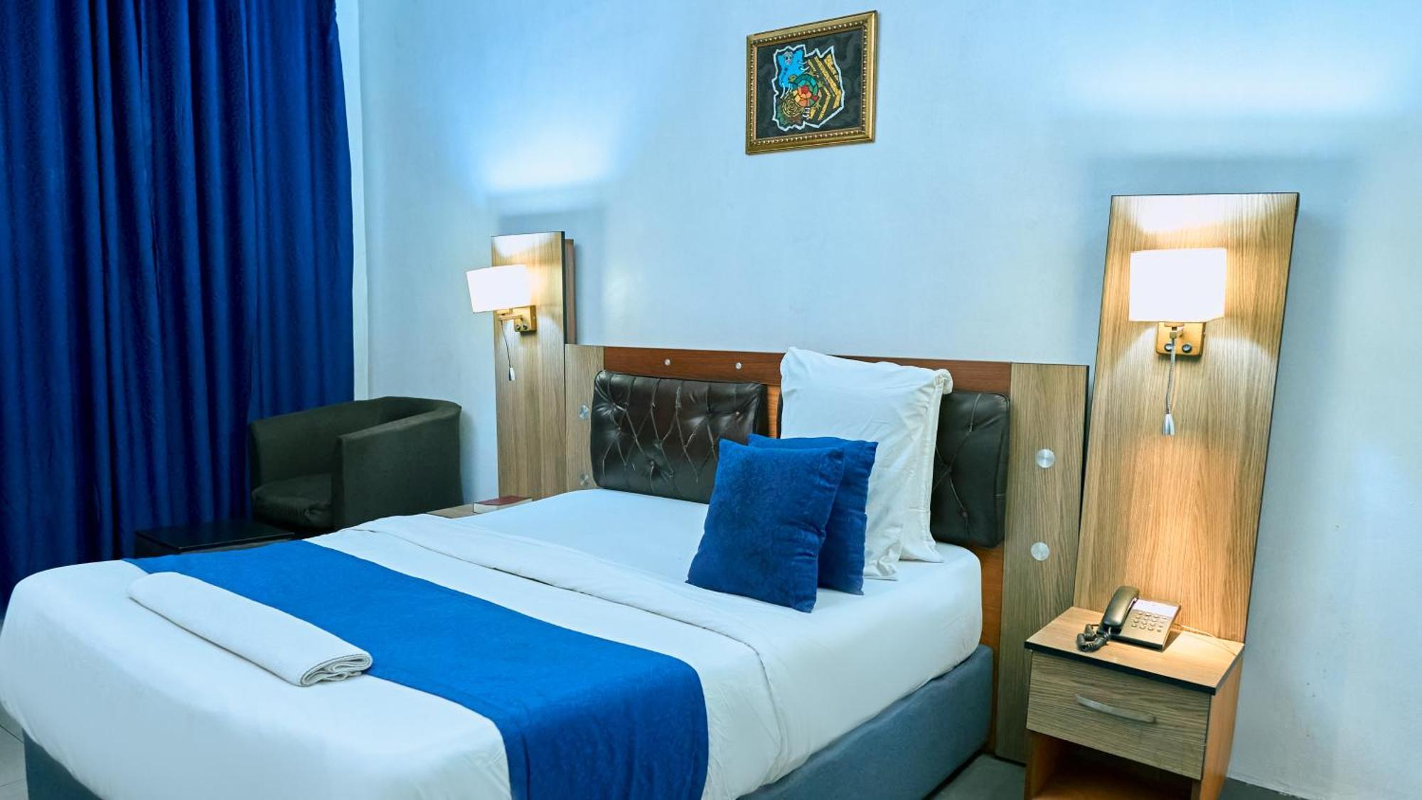 Crownedge Hotels Ikeja Ngoại thất bức ảnh